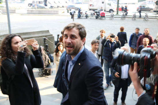 One of the Catalan officials in Belgium, Toni Comín, outside a court in Brussels (by N. Segura)